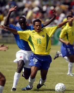 La selección brasileña de futbol debutó con una victoria ante Colombia 4-0.