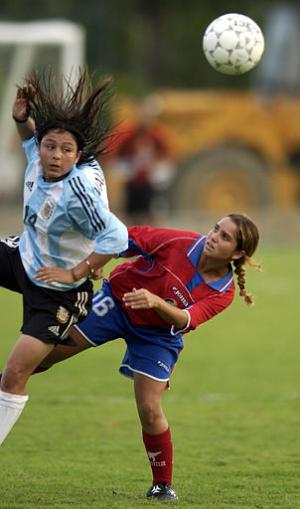 La selección femenina de futbol de Argentina derrotó a Costa Rica 4-2.