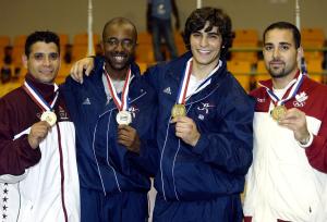 Los medallistas de esgrima; Carlos Bravo de venezuela, Ivan Lee y Jason Rogers de EU y Michel Boulos de Canadá, posan para los fotógrafos después de haber recibido sus medallas de plata, oro y bronce, respectivamente