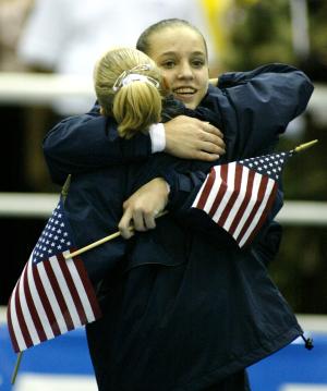 Chellsie Memme, es felicitada por su compatrita Nastia Liukin por haber ganado la medalla de oro en el All Around Individual de gimnasia femenil.