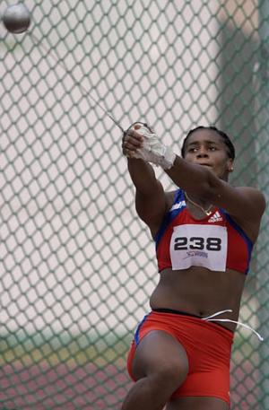 La campeona mundial cubana Yipsi Moreno conquistó la medalla de oro en lanzamiento de martillo de los Juegos Panamericanos Santo Domingo 2003 con nuevo récord continental de 74.25 metros.