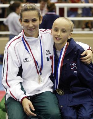 Brenda Magaña, y Nastia Liukin posan para los fotógrafos en las finales por aparatos.