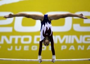 Nastia Liukin, quien algunos consideran la futura Nadia Comaneci,  obtuvo la medalla de bronce en las barras paralelas.