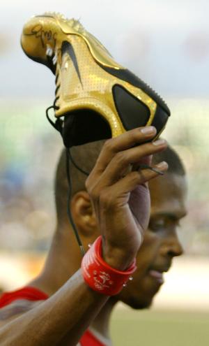 El dominicano Félix Sánchez se adjudicó la semifinal de los cuatrocientos metros vallas de los Juegos Panamericanos y dijo que su objetivo es lograr la medalla de oro y acabar con el récord continental que tiene el brasileño Eronildes Nunes de Araújo desde Winnipeg. Sánchez corre con unos tenis dorados.