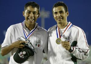 Bernardo Segura y Alejandro López muestran sus medallas (plata y bronce) a los fotógrafos.
