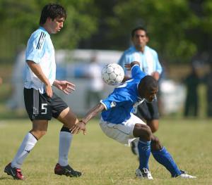 Argentina avanzó a las semifinales del futbol panamericano con una victoria por 2-1 sobre Guatemala.