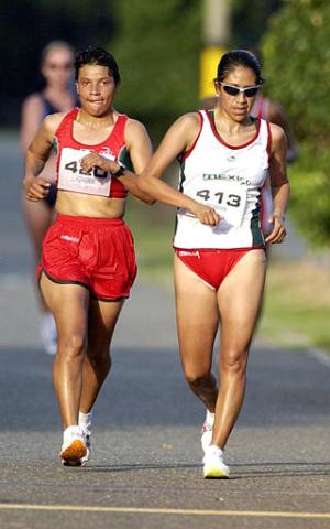 Las mexicanas Victoria Palacios y Rosario Sánchez realizaron el 1-2 en la prueba de 20 kilómetros caminata de los Juegos Panamericanos Santo Domingo 2003, con lo que ganaron medalla de oro y plata para México