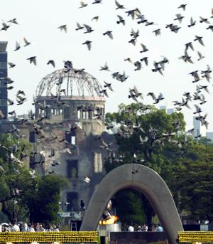 Unas mil 500 palomas fueron lanzadas hacia el cielo en recuerdo de las miles de víctimas de la primera bomba atómica en el mundo, lanzada por Estados Unidos contra Hiroshima durante la Segunda Guerra Mundial (1939-1945).