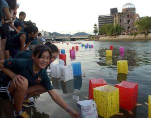 En la actualidad, sobrevivientes de la bomba están preocupados porque a medida que envejecen y la memoria se deteriora, aumenta la posibilidad de que Japón asuma un papel militar más relevante e incluso se convierta en una potencia nuclear.