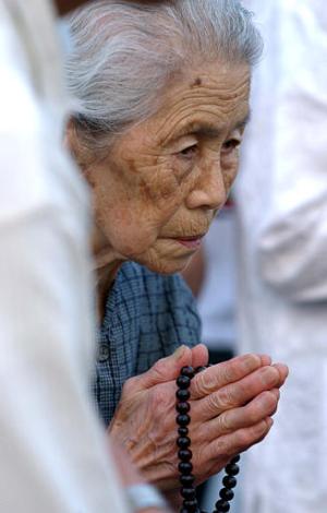 A las 08:15 horas locales, tiempo en que la bomba atómica devastó Hiroshima el 6 de agosto de 1945, se tocó la campana de la paz y cientos de personas -entre ellas sobrevivientes- cerraron los ojos y guardaron un minuto de silencio.