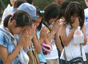 Ante unas 40 mil personas congregadas en el Parque Conmemorativo de la Paz, el alcalde de Hiroshima, Tadatoshi Akiba, acusó a Estados Unidos de 'adorar las armas como si fueran Dios', según reportes de la agencia japonesa de noticias Kyodo.