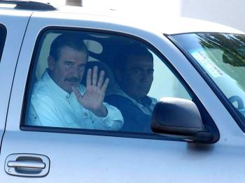 Pasadas las once de la mañana, el convoy presidencial —compuesto por tres camionetas Suburban, cinco Van y dos patrullas de la Federal Preventiva División Caminos— hizo su aparición en el estacionamiento del complejo universitario. La gente se encontraba en la entrada principal para recibirlo.