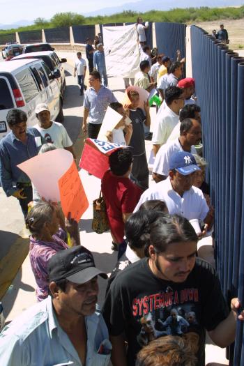 La muestra de la desairada visita, fueron precisamente los pocos grupos que con un reducido número de gente se hicieron presentes, ya que tal vez por lo retirado de las instalaciones de la Ciudad Universitaria, mejor se trasladaron al aeropuerto al momento de la recepción