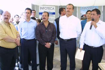 Con atuendo informal, al igual que el gobernador del Estado, Enrique Martínez, el alcalde, Guillermo Anaya y personas que los acompañaron, Vicente Fox escuchó la explicación inicial respecto a la comunidad universitaria, “ 33 mil estudiantes, señor Presidente, con 51 escuelas e institutos y facultades distribuidas en 11 municipios del Estado. En la Comarca Lagunera la población universitaria está integrada por 17 mil estudiantes”.