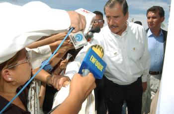 El presidente Vicente Fox se comprometió con las representantes de las madres de familia de niños afectados con plomo en la sangre, a formar una comisión para seguir de cerca el caso, informó Laura López Piña, vecina de la colonia Primero de Mayo, quien habló en forma directa con el titular del Ejecutivo Federal.