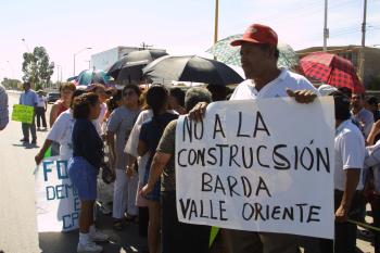 Mantas y pancartas son mostradas por los colonos. “Sr.  Presidente Fox, éste el cambio que nos prometió, queremos respuesta favorable... no a las bardas”, versa una de ellas. 



Ex braceros buscaron entregarle
al Presidente documentos en donde
le solicitan agilizar el
empadronamiento para el pago de
indemnizaciones que esperan casi
20 mil los jornaleros que estuvieron
en Estados Unidos en la década
de los 40, 50 y 60.