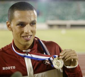 Achraf Tadili muestra su medalla de oro que obtuvo al haber ganado los 800 m.