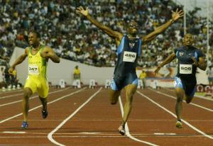 Mickey Grimes festeja haber ganado la medalla de oro de los 100 m.