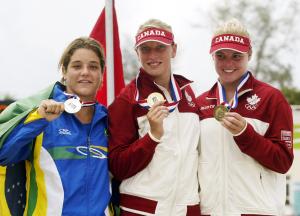 Las ganadoras de las medallas en los clavados en la plataforma de 10 m fueron: la brasileña Juliana Veloso (plata), las canadienses Emilie Heymans (oro) y Blythe Hartley (bronce),