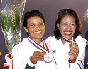 Victoria Palacios Y Rosario Sánchez muestran sus medallas al público.