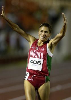 La mexicana Adriana Fernández ganó su tercer título consecutivo de la prueba de los cinco mil metros planos del torneo de atletismo de los Juegos Panamericanos, al imponer nuevo récord de 15:30.65 minutos.