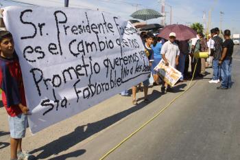 Como un gobierno “sordo e
insensible” y un “gobierno de
desempleados” calificaron ayer
los laguneros que asistieron a Ciudad
Universitaria y no pudieron expresar
sus peticiones ante el Presidente
de la República.