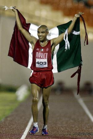 En dramático cierre ganó Teodoro Vega la medalla de oro en los diez mil metros planos de los Juegos Panamericanos Santo Domingo 2003: Teodoró recibió la felicitación del presidente de México, Vicente Fox Quesada.