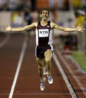 Néstor Nieves de Venezuela festaja la medalla de oro que ganó en los 3,000 netros.