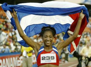 Adriana Muñoz, levanta la bandera de su país despupes de haber ganado los 1,500 metros en atletismo.