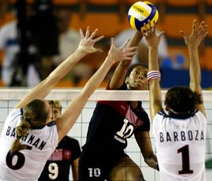Estados Unidos derrotó a la selección de Peru en el Voleyball femenil. en cuatro sets por  25-20, 21-25, 25-22 y 25-22