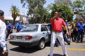 Sostuvo que no les ha pedido ningún favor, ni a la organización representada por Ricardo Garay Moreno y tampoco a la de UICHO. 

Y dijo que no habrá marcha atrás en el uso del taxímetro y tampoco en lo que respecta a las marcas autorizadas, Neo Tax y Ultimax.