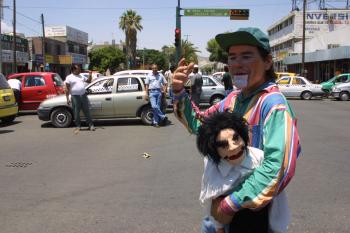 Hasta en las rúas Galeana, Comonfort, Presidente Carranza, Raúl Madero, se aprecian los efectos: el congestionamiento provoca la histeria de los que manejan, mientras que en el punto central del caos se escucha una batucada cumbianchera, los chistes de un ventrílocuo y su mono y los insultos de los afectados, con la correspondiente respuesta de los manifestantes.