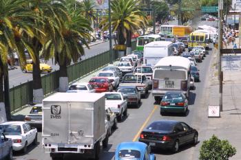 Y en plena hora pico, los inconformes desquician la vialidad y a los conductores de uno de los más importantes cruceros de la ciudad. Los que se ven impedidos de cruzar intentan a toda costa desviarse. Un camión se brinca el camellón del Revolución para retornar y evitar el corte. Ricardo Garay Moreno, líder de los “Amarillos”, dirige el bloqueo debajo de un semáforo.