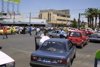 Algunos policías quisieron retirar un carro de la avenida Hidalgo y la Colón, cargándolo, pero no pudieron, los taxistas lo impidieron, en todo momento olió la adrenalina junto con el sudor así como el miedo, la grúa no se llevó a ningún carro, tampoco se dio la orden de desbloquear, de ninguno de los dos grupos hubo decisión, uno se mantuvo a la expectativa de las acciones del otro, el enfrentamiento físico no se dio.