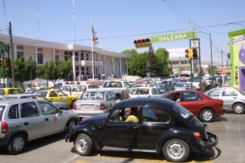 Cientos de automovilistas quedaron varados en esas vialidades, molestos, indignados e impotentes por ser otra vez rehenes de las organizaciones transportistas.