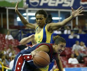 La selección femenil de basquétbol derrotó a la selección brasieña en las semifinales del torneo.