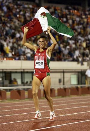 Con base a una carrera inteligente, la mexicana Adriana Fernández ganó su segunda medalla de oro en los Juegos Panamericanos Santo Domingo 2003, al imponerse en la prueba de los diez mil metros con 33:16.10 minutos.