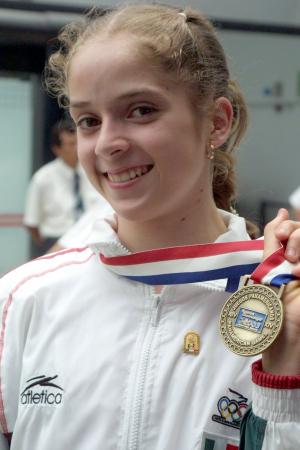 Cinthya Valdés, ganadora de la medalla de bronce en gimnasia rítmica asu llegada al aeropuerto internacional de la Ciudad de México.