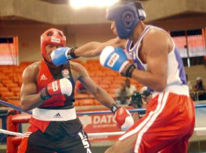 El boxeador mexicano Francisco Vargas de calzoncillo rojo ganó la pelea contra Karl Shariff y avanzo a la semifinal del peso ligero.