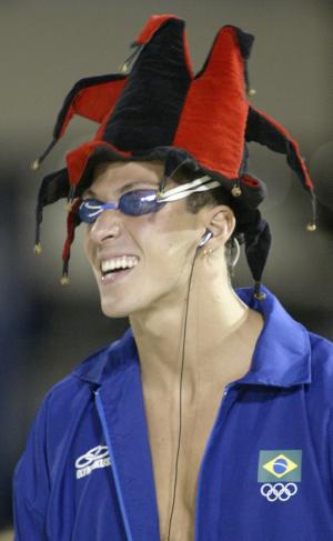 El brasileño Rafael Mosca llega con un peculiar sombrero a la final de 200 metros libres en natación, en donde su compatriota Rodrigo Castro fue el ganador de la medalla de plata.