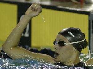 La argentina Georgina Bardach festeja haber ganado los 400 metros individuales