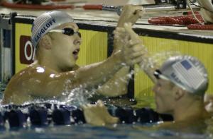 Mark Gangloff de EU, es felicitado por su compañero Jarrod Marrs después de haber ganadlos 100 metros pecho en natación.