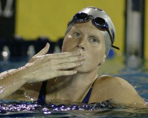 La estadounidense Courtney Shealy manda un beso después de haber ganado la medalla de oro en los 100 metros libres.