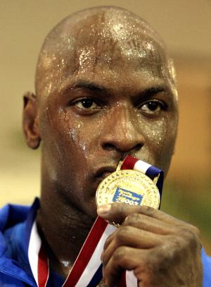 Mario Sabino vesa la medalla de oro que consiguió en el judo después de vencer al canadiense Nicolas Gill.