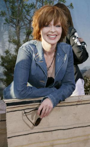 La actriz Frances Fisher fue otra de las invitadas que asistió vestida de 'vaquerita' a la premiere.