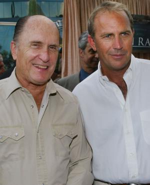 Robert Duvall y Kevin Costner posan para los fotógrafos a su llegada.