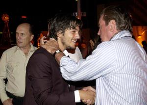 Diego Luna y el actor Robert Duvall platican en la fiesta ofrecida con motivo de la premiere de 'Open Range'.
