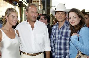 Christine Baumgartne, Kevin Costner, Brad Paisley y Kimberly Williams posan para los fotógrafos.