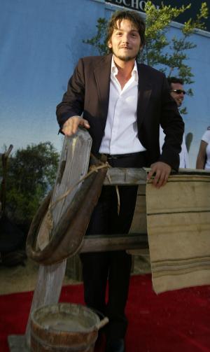 La nueva película en la que participa el actor Diego Luna es 'Open Range' bajo la dirección de Kevin Costner. Diego quien en sus inicios interpretará al hijo de 'Huicho Domínguez', en la telenovela 'Salud, dinero y amor'', asistió a la premiere de la película en el 'Hollywood Section' de Los Angeles..