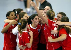 La selección de Uruguay festeja el haber ganado la medalla de bronce en el balón mano después de haber derrotado a EU 35-21.